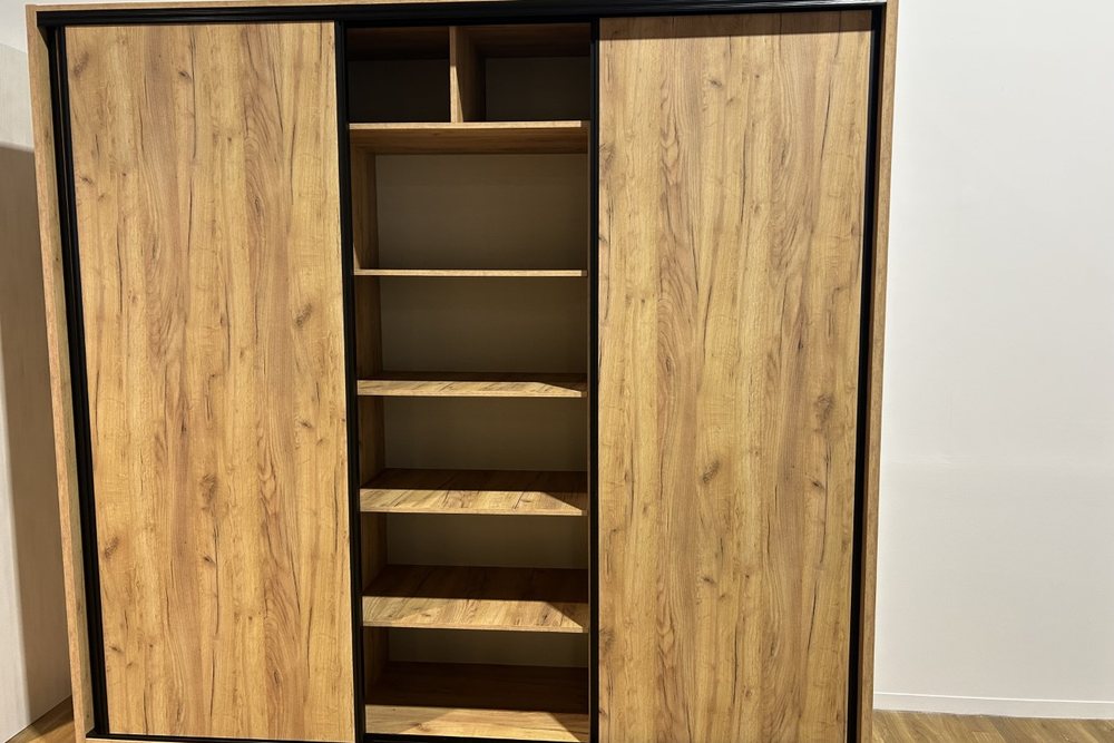 Interior a medida de armario fabricado por Muebles Duarte — proyecto real