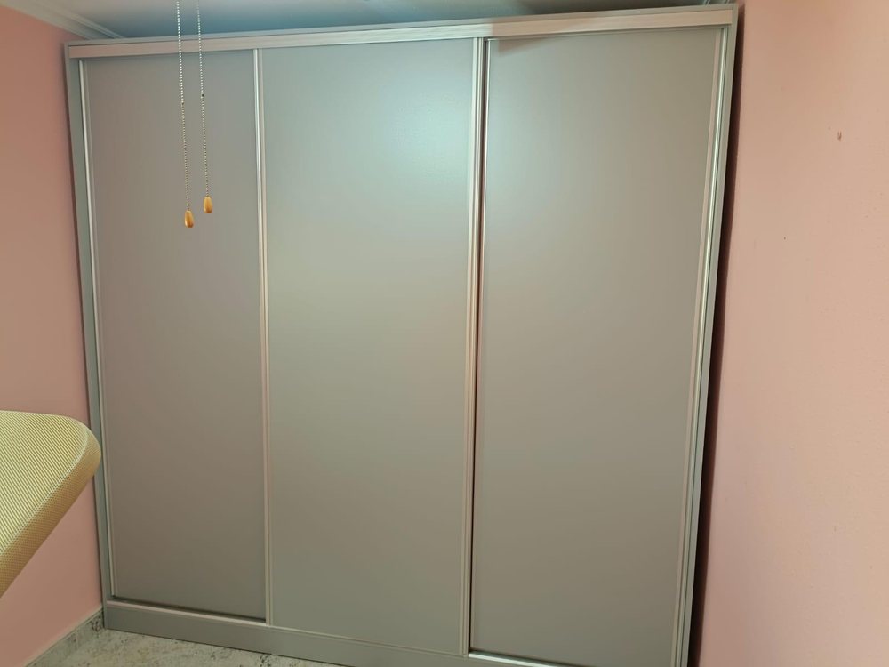 Armario a medida instalado por Muebles Duarte — proyecto real
